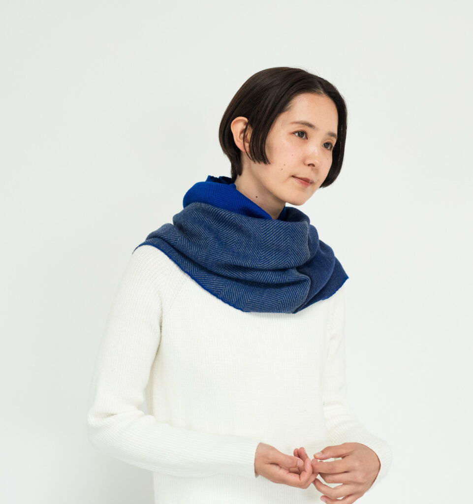 WAKKA ウールイージーマフラー ブルー着用画像