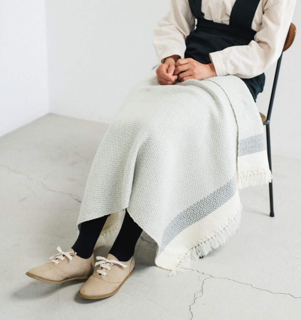 ウールブランケットショール グラスパターン KAWARIシリーズ 着用画像