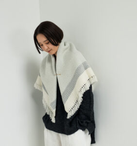 ウールブランケットショール グラスパターン KAWARIシリーズ 着用画像