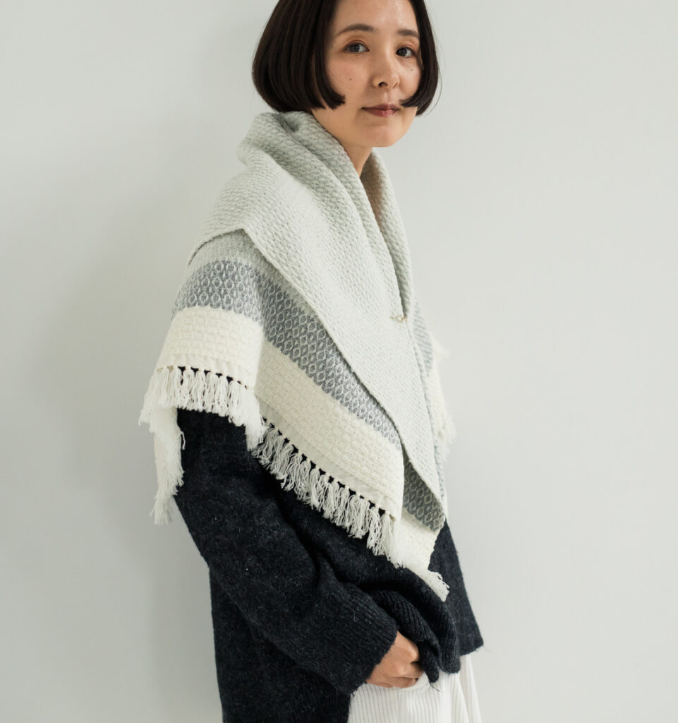 ウールブランケットショール グラスパターン KAWARIシリーズ 着用画像