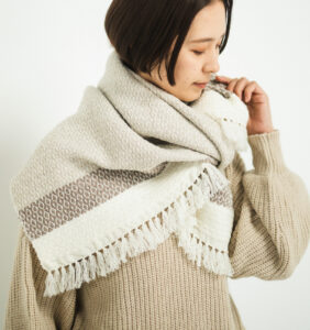 ウールブランケットショール　グラスパターン　KAWARIシリーズ　着用画像