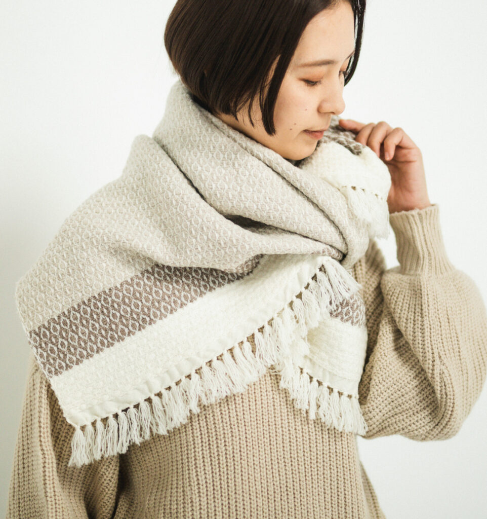 ウールブランケットショール　グラスパターン　KAWARIシリーズ　着用画像