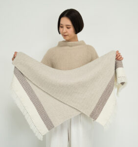 ウールブランケットショール　グラスパターン　KAWARIシリーズ　着用画像