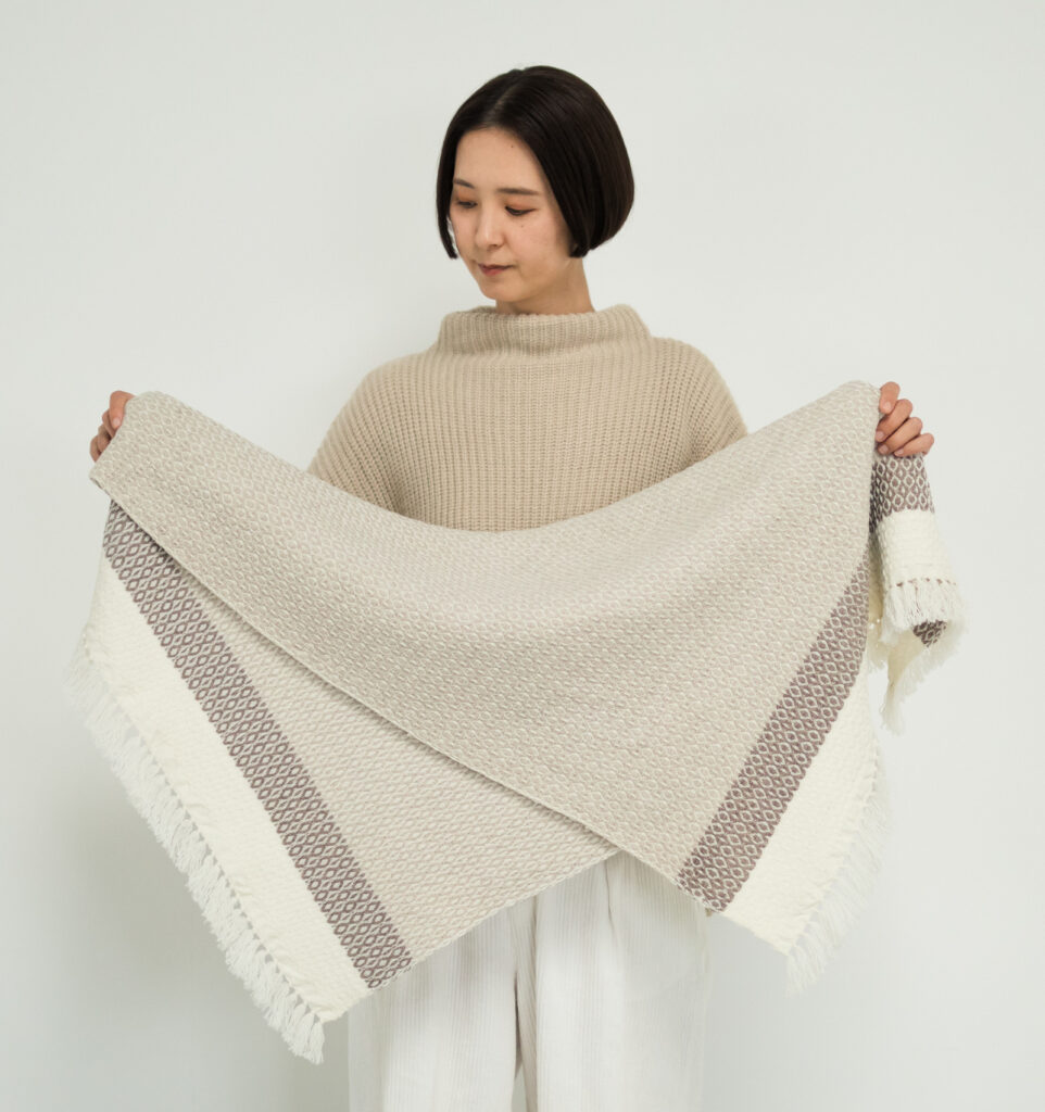 ウールブランケットショール　グラスパターン　KAWARIシリーズ　着用画像