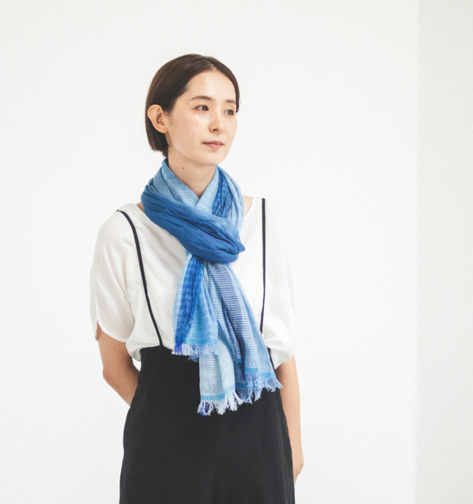 絣染めシルクコットンショール　ブルー　女性着用画像