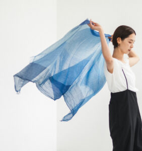 絣染めシルクコットンショール　ブルー　女性着用画像