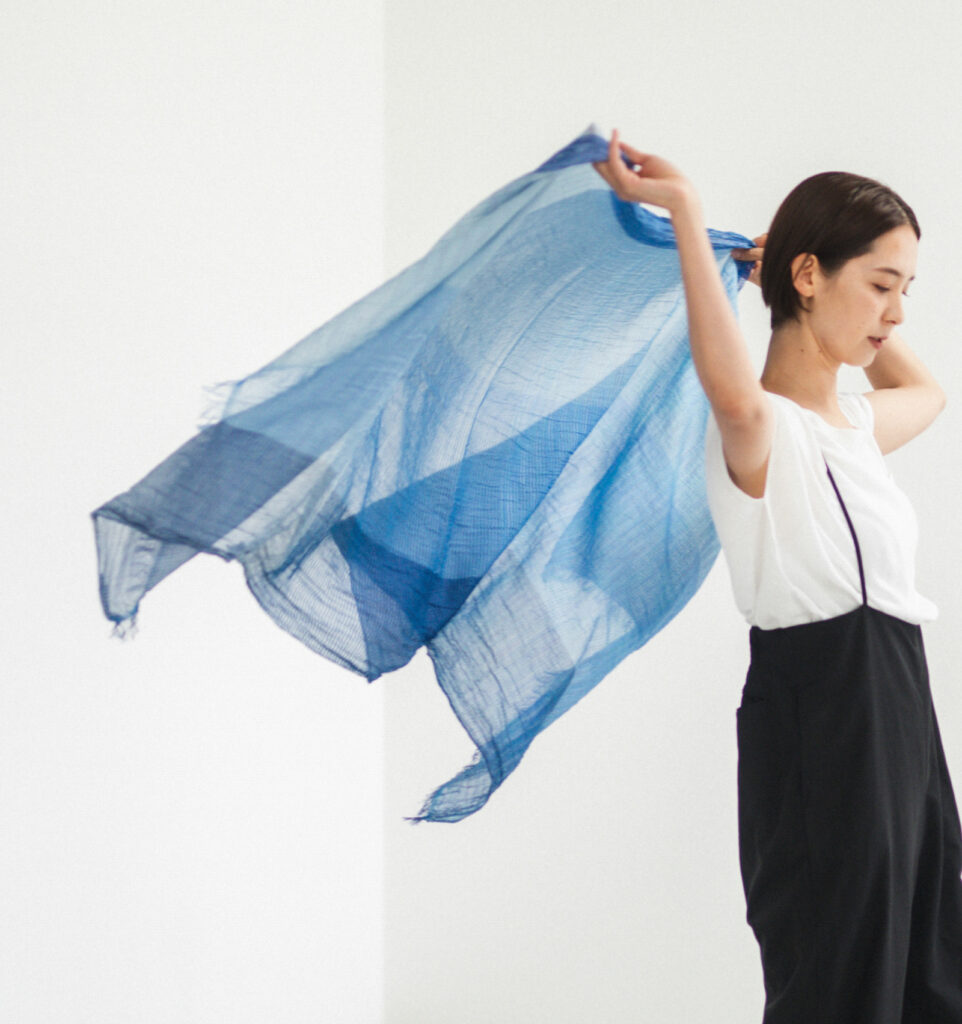 絣染めシルクコットンショール　ブルー　女性着用画像