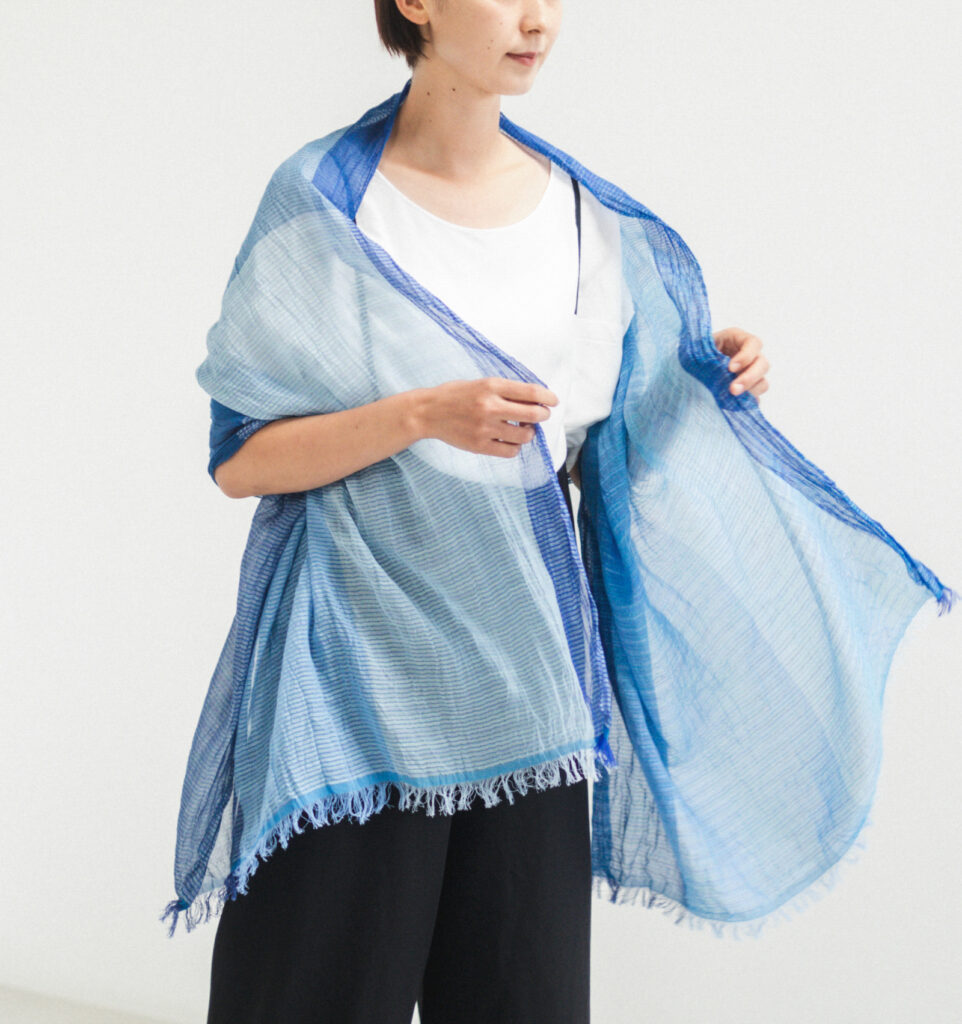 絣染めシルクコットンショール　ブルー　女性着用画像