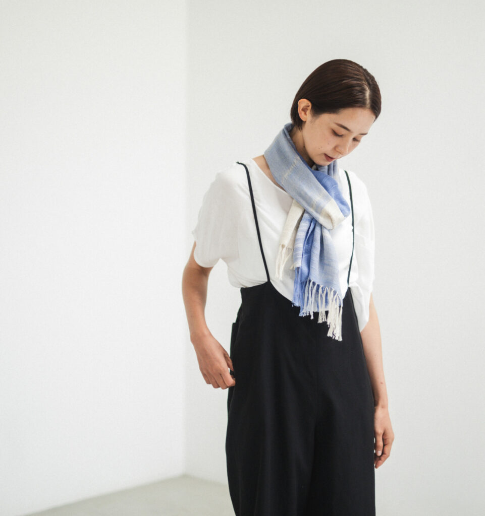 空羽織り マフラー ブルー色 女性着用画像