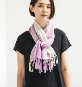空羽織り　マフラー　パープル色　女性着用画像