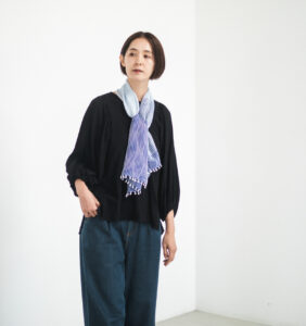 たてよろけもじり織りショートマフラー　青　着用画像