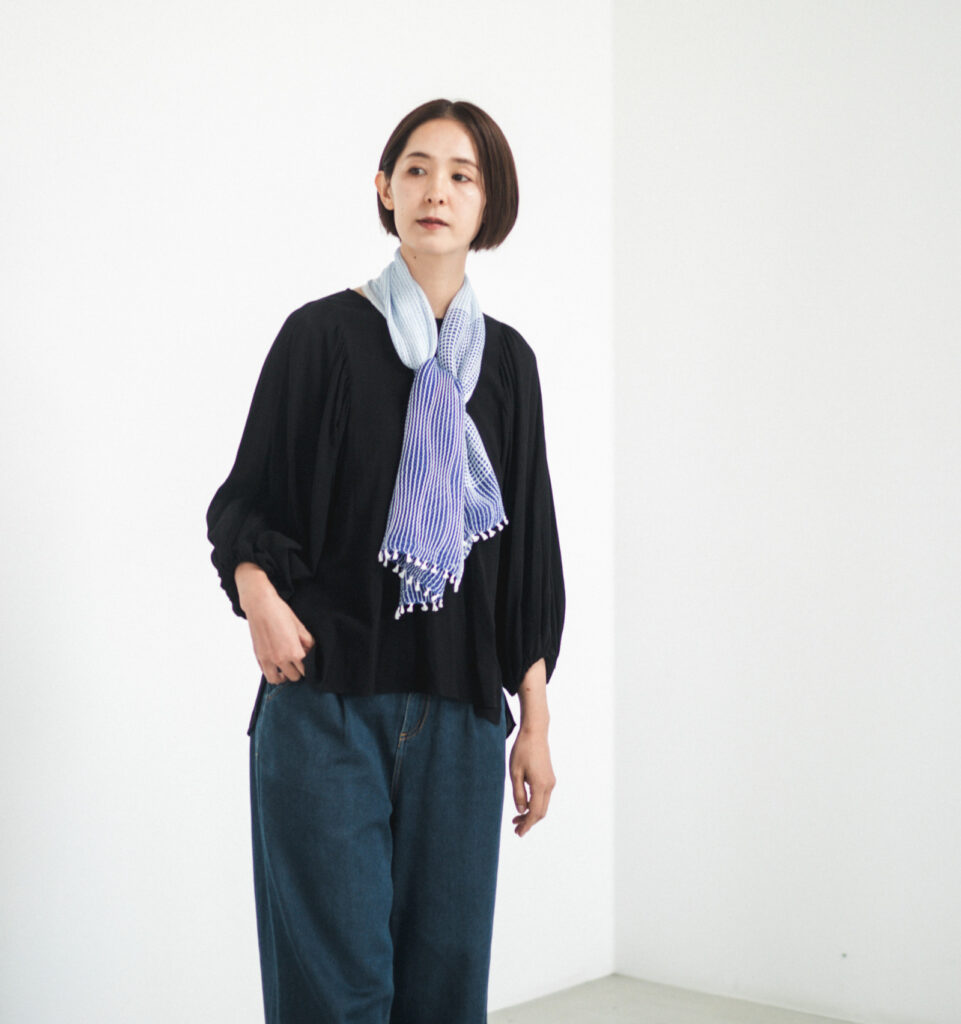たてよろけもじり織りショートマフラー　青　着用画像